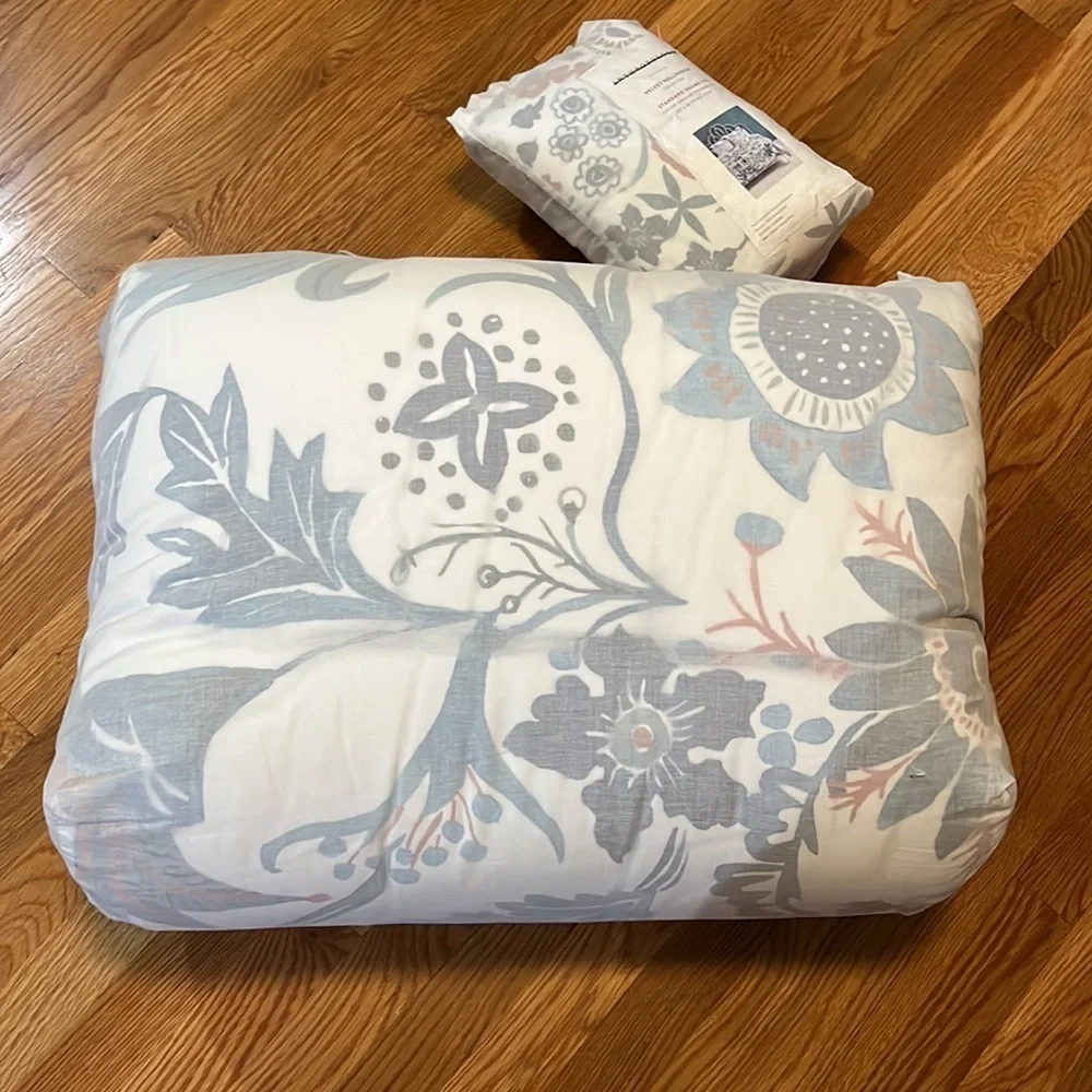 Anthropologie Velvet Hollyhock Quilt Size Queen with Shams NWT